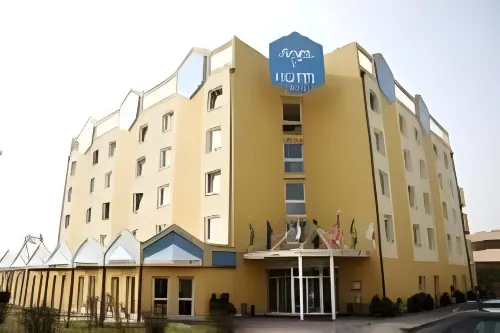 The Aries Hotel Kamar Photos