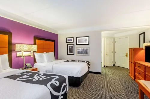 La Quinta Inn & Suites by Wyndham Raleigh Durham Airport Rooms Photos
