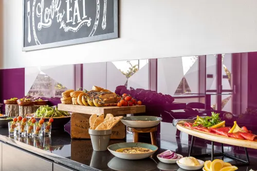 Radisson Hotel and Conf Centre London Heathrow Dining Photos