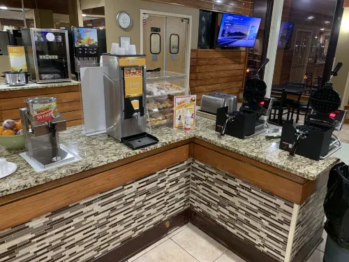 Quality Inn & Suites Pensacola Bayview Dining Photos