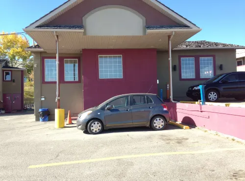 Canadas Best Value Inn Chinook Station Exterior Photos