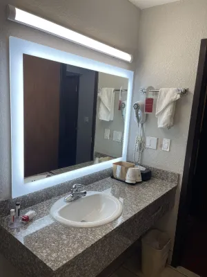 Ramada by Wyndham Oklahoma City Airport North Zimmer Photos