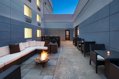 Hotel Indigo Cleveland-Beachwood Public Areas Photos