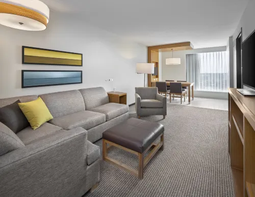 DoubleTree by Hilton Edmonton Downtown Rooms Photos