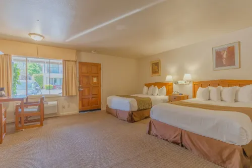 Mariposa Lodge Featured Photos