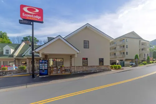 Econo Lodge Inn & Suites Gatlinburg at the Convention Center Exterior Photos