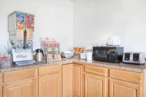 Super 8 by Wyndham Queensbury Glens Falls/Lake George Area Dining Photos