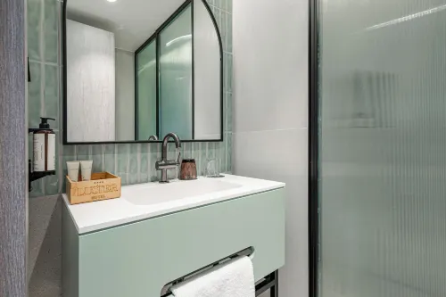 Luster Hotel Photos