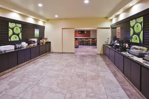 La Quinta Inn & Suites by Wyndham Tucson - Reid Park Restauration Photos