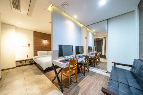 Hertz Hotel Restauration Photos