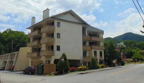 Econo Lodge Inn & Suites Gatlinburg at the Convention Center Exterior Photos