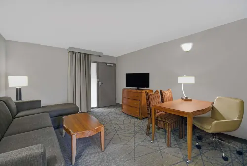 Embassy Suites by Hilton Detroit Livonia Novi الغرف Photos