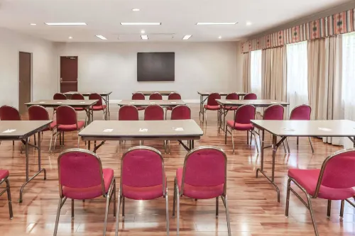 Days Inn & Suites by Wyndham Sunnyvale Business Facilities Photos