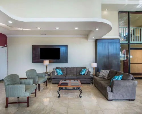Quality Inn & Suites at Tropicana Field Photos