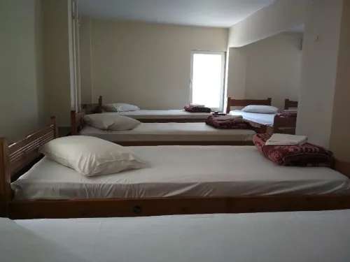 Pella Inn Hostel Zimmer Photos