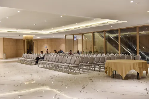 Holiday Inn & Suites Jakarta Gajah Mada Бизнес-удобства Photos