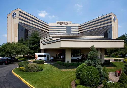 DoubleTree by Hilton Hotel Newark Airport Exterior Photos