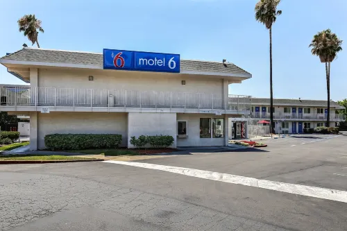 Motel 6 Pleasanton, CA Exterior Photos