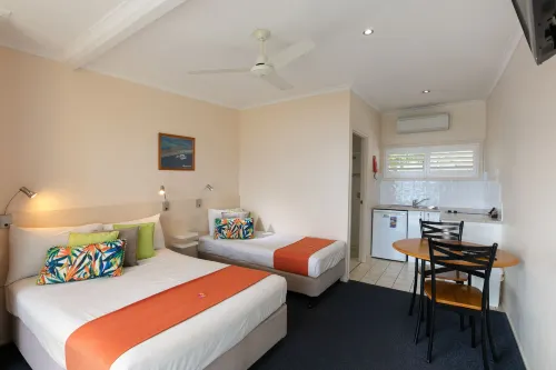Sunlit Waters Studio Apartments Rooms Photos