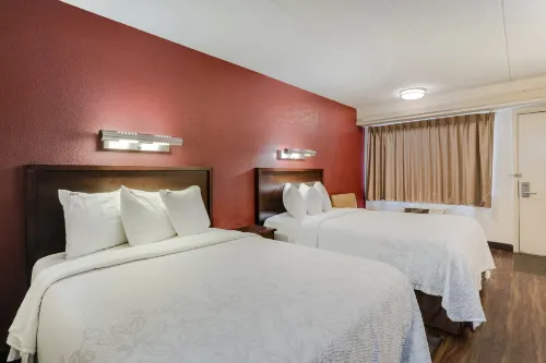 Super 8 by Wyndham Deerfield - Northbrook Photos