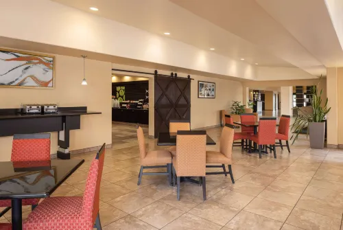 La Quinta Inn & Suites by Wyndham Tucson - Reid Park Restauration Photos