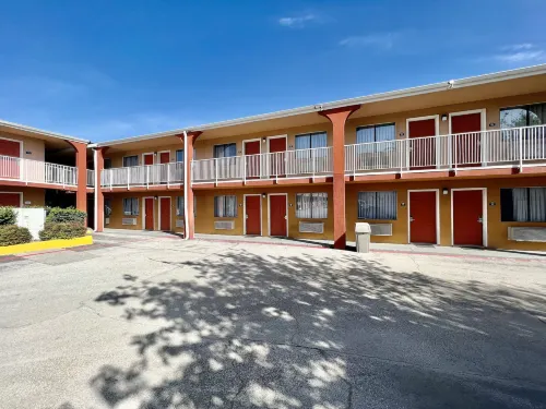 Days Inn & Suites by Wyndham Arlington Near Six Flags Extérieur Photos