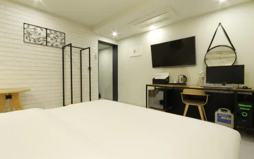 HY Realty Hotel Rooms Photos