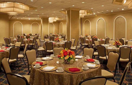 DoubleTree by Hilton Newark Penn Station Restauration Photos