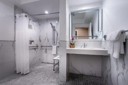 Beverly Hills Plaza Hotel & Spa Rooms Photos