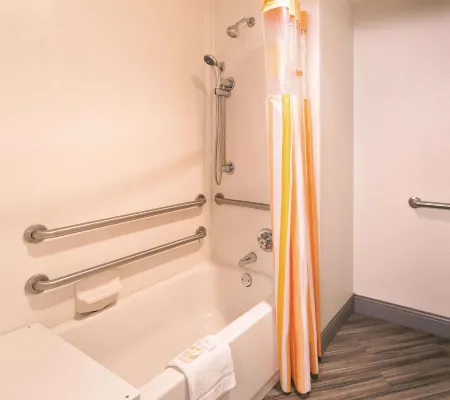 La Quinta Inn & Suites by Wyndham Miami Airport East Photos