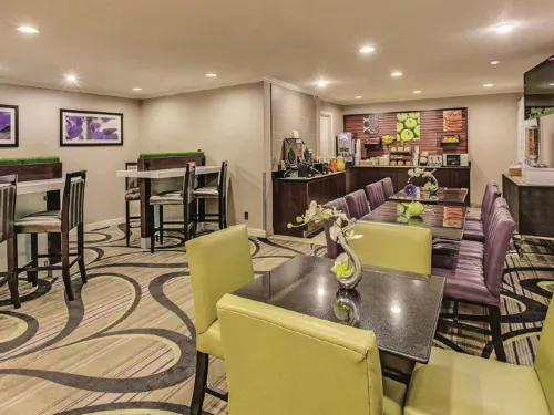 La Quinta Inn & Suites by Wyndham Cleveland - Airport North Dining Photos