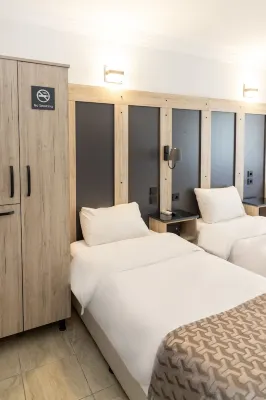 Galley Hotel Kamar Photos