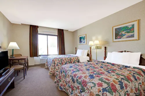 Days Inn by Wyndham Parsippany Rum Photos