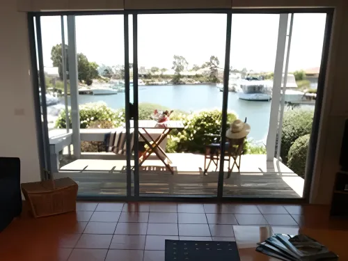Captains Cove Resort - Waterfront Apartments Photos