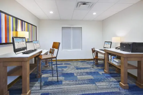 Holiday Inn Express & Suites Auburn Hills بالقرب من الفندق Photos