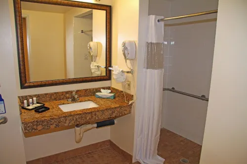 Best Western Plus Universal Inn Photos