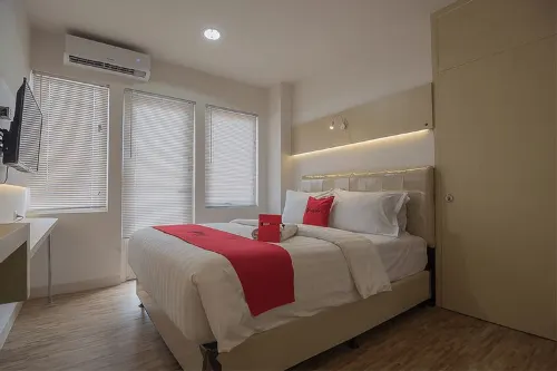 RedDoorz Apartment @ Sentul Tower Unggulan Photos