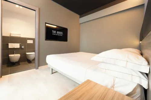 The Aries Hotel Kamar Photos
