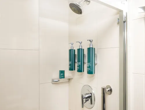 DoubleTree by Hilton Hotel Newark Airport Rooms Photos