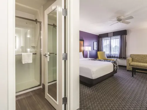 La Quinta Inn & Suites by Wyndham Cleveland - Airport North Rooms Photos
