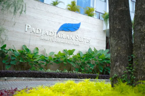 Padjadjaran Suites Resort and Convention Hotel Eksterior Photos
