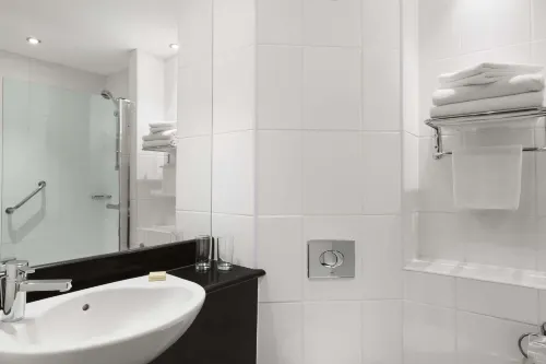 Ramada by Wyndham Hounslow - Heathrow East Rooms Photos