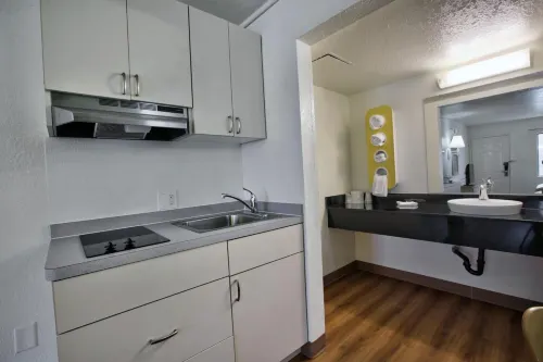 Motel 6 Tallahassee, FL - Downtown Rooms Photos