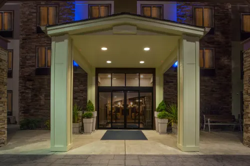Holiday Inn Express & Suites Newport Exterior Photos