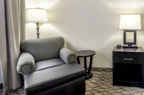 Holiday Inn & Suites Milwaukee Airport Photos