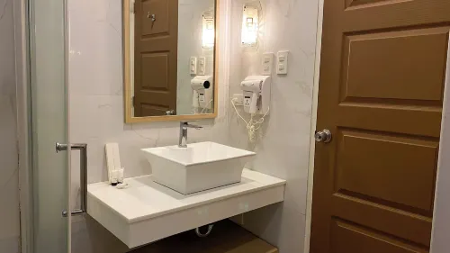 Queen Margarette Hotel - Downtown Rooms Photos