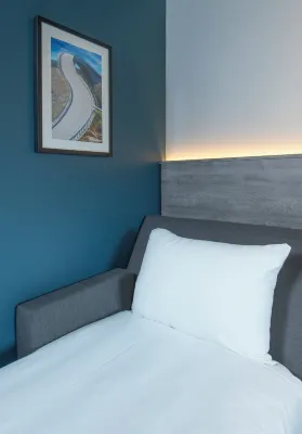 Ibis Styles London Gatwick Airport Rooms Photos