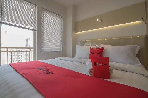 RedDoorz Apartment @ Sentul Tower Kamar Photos