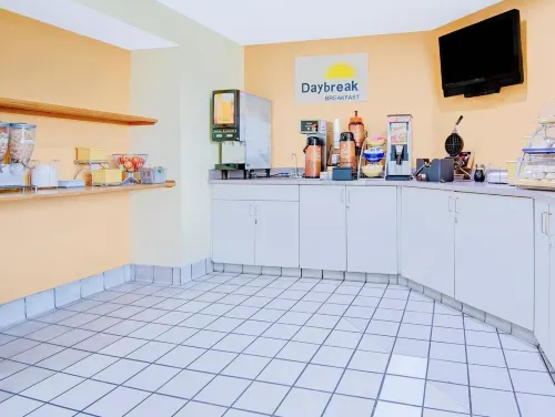 Days Inn by Wyndham Blue Springs Mahlzeiten Photos