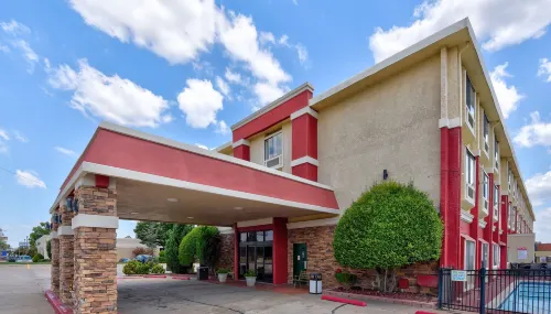 Ramada by Wyndham Oklahoma City Airport North Außen Photos